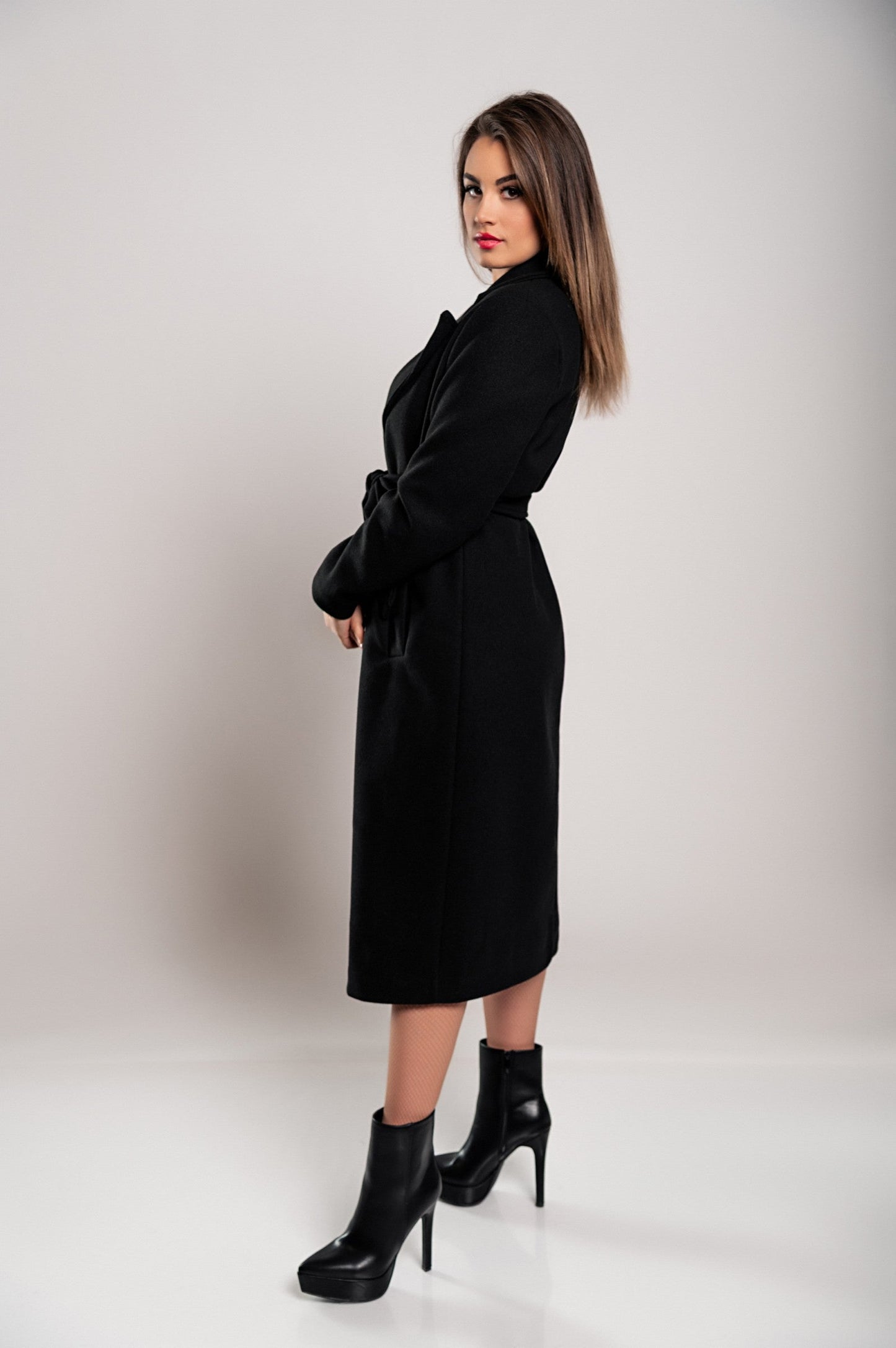 Abrigo de mujer largo y elegante con botones y corte clásico