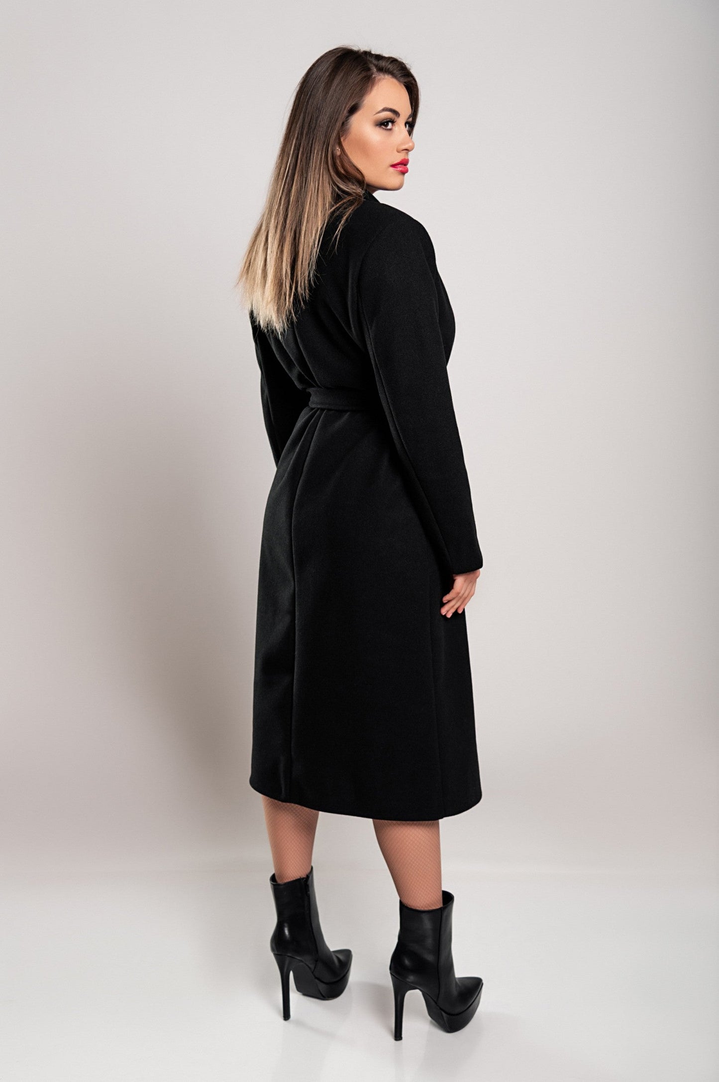 Abrigo de mujer largo y elegante con botones y corte clásico