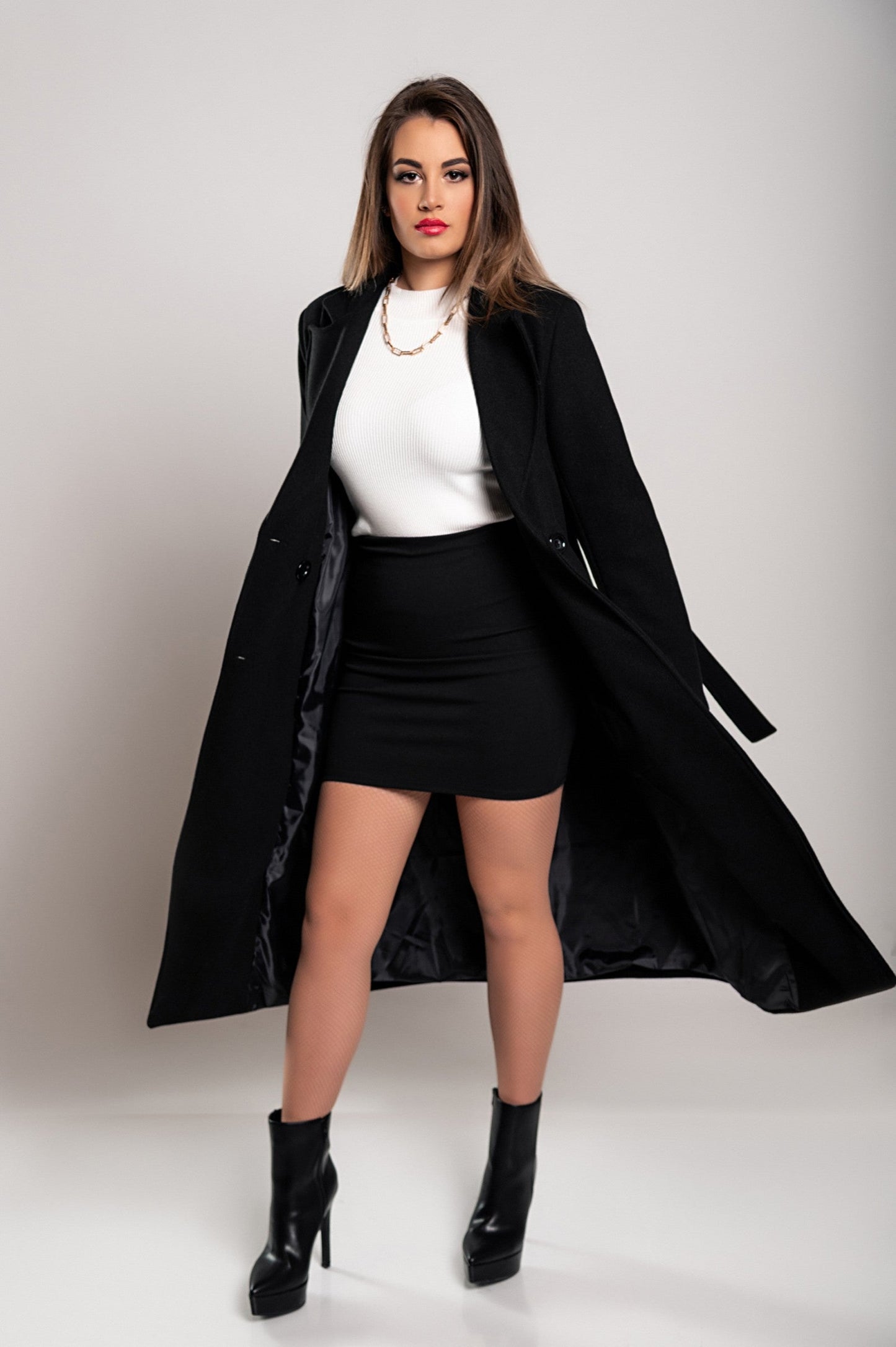 Abrigo de mujer largo y elegante con botones y corte clásico
