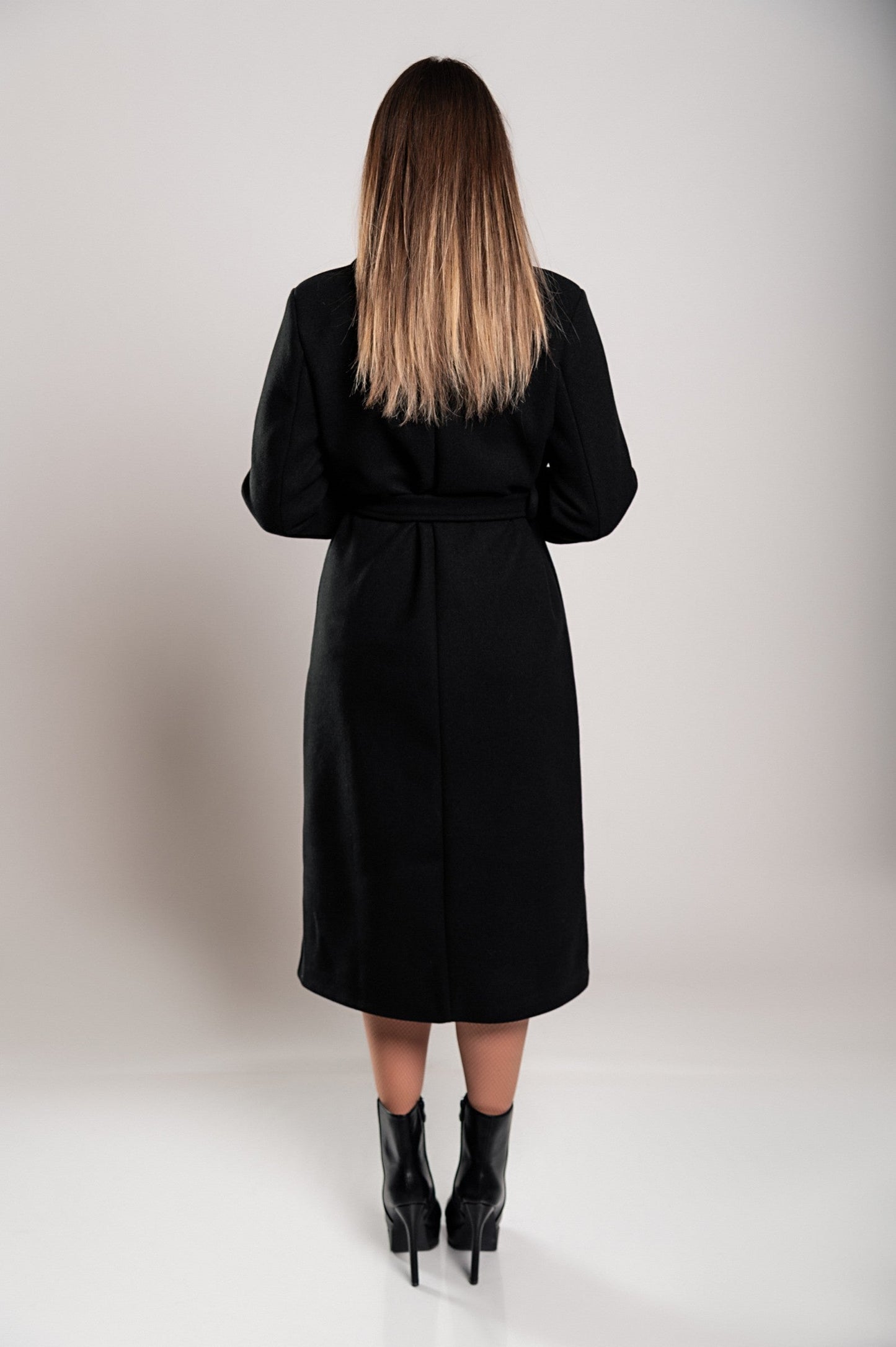 Abrigo de mujer largo y elegante con botones y corte clásico