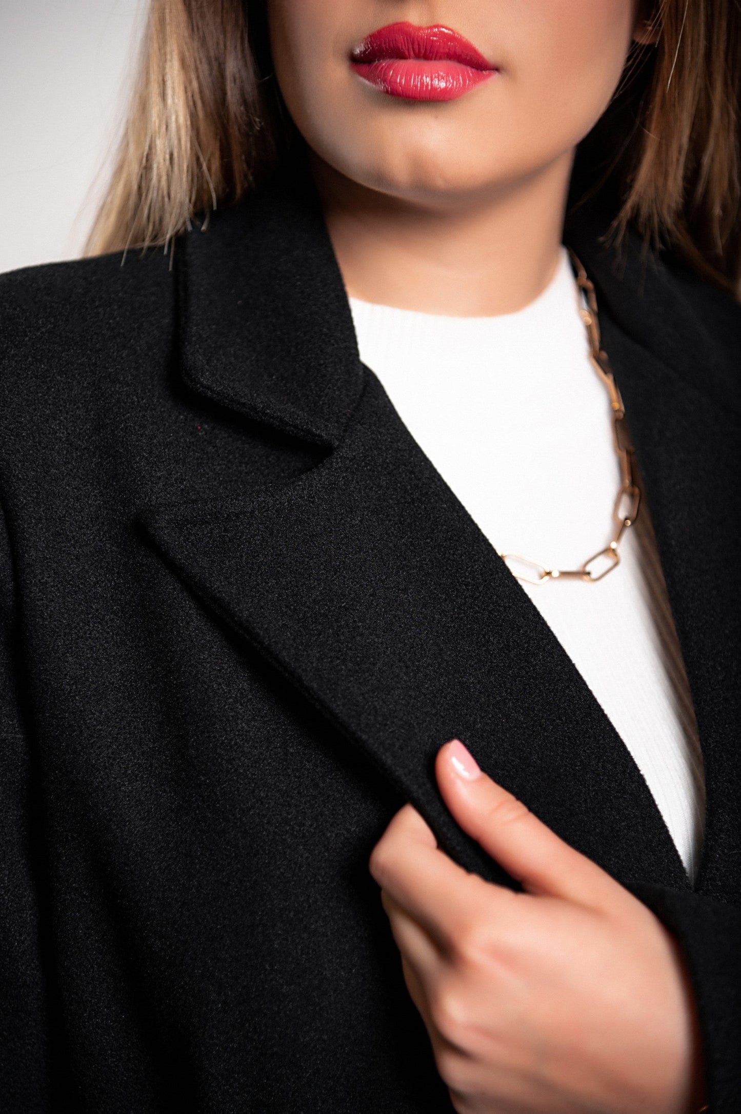 Abrigo de mujer largo y elegante con botones y corte clásico