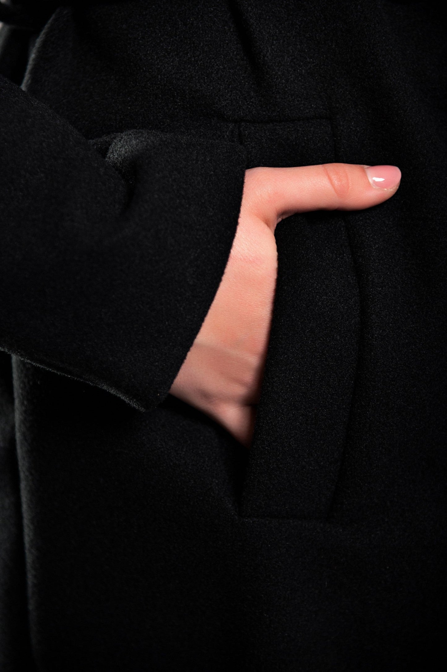 Abrigo de mujer largo y elegante con botones y corte clásico