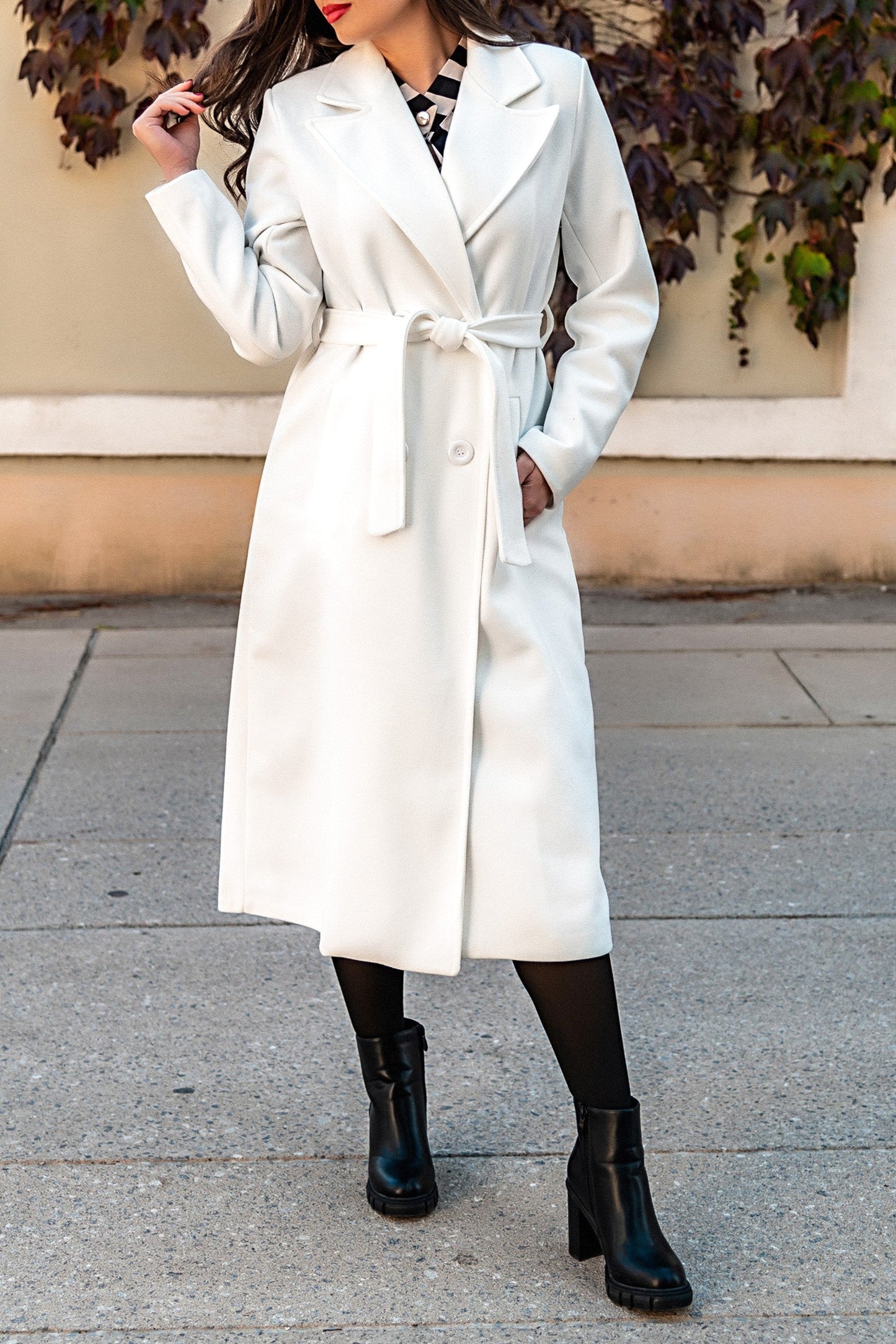 Abrigo de mujer largo y elegante con botones y corte clásico