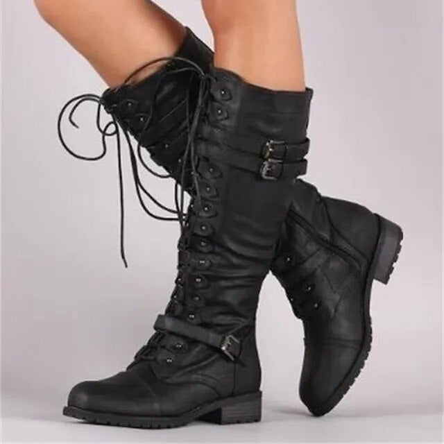 Botas largas femeninas con cordones modernos y detalles de correas