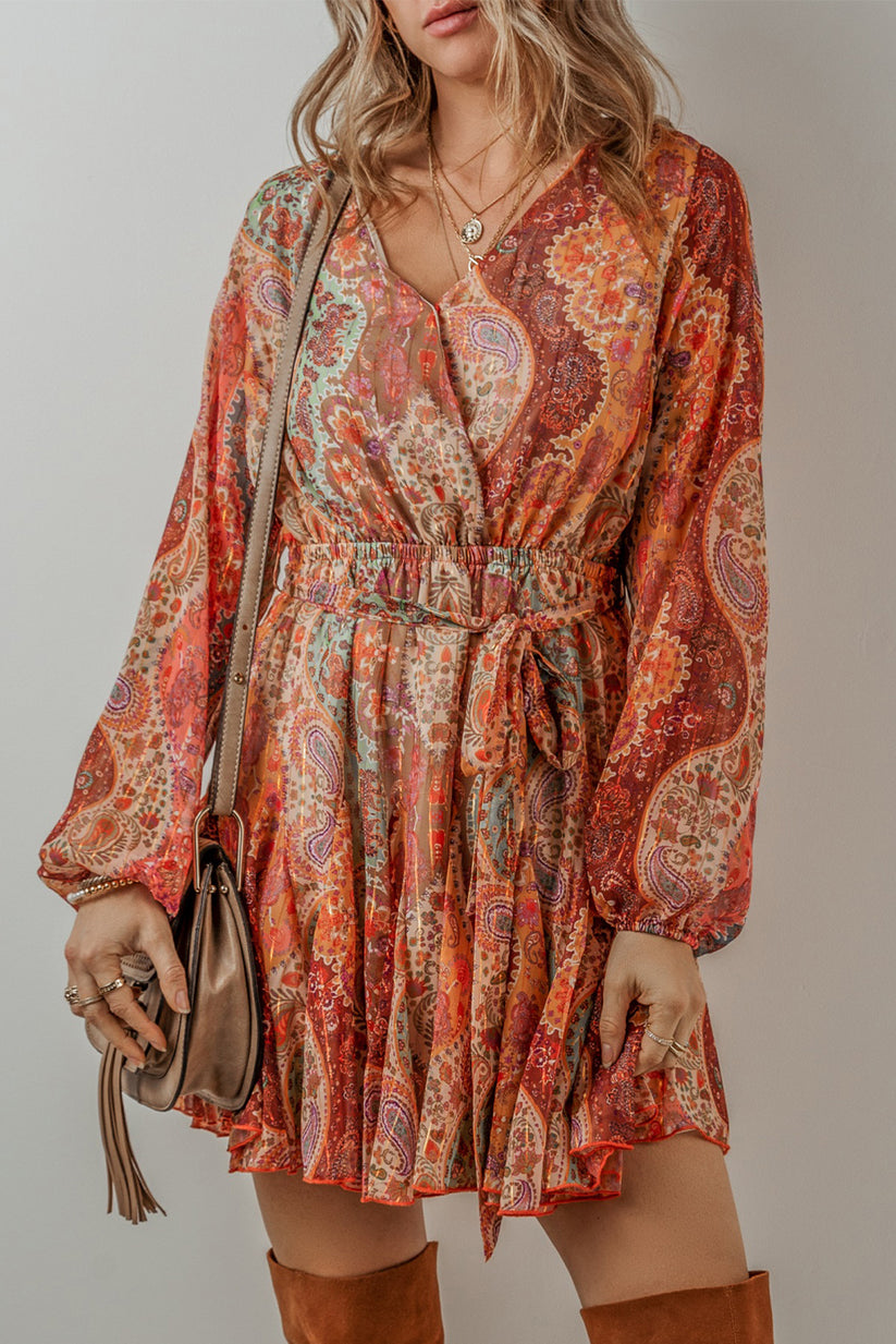Vestido corto estilo boho con diseño paisley, ajuste en la cintura y mangas largas