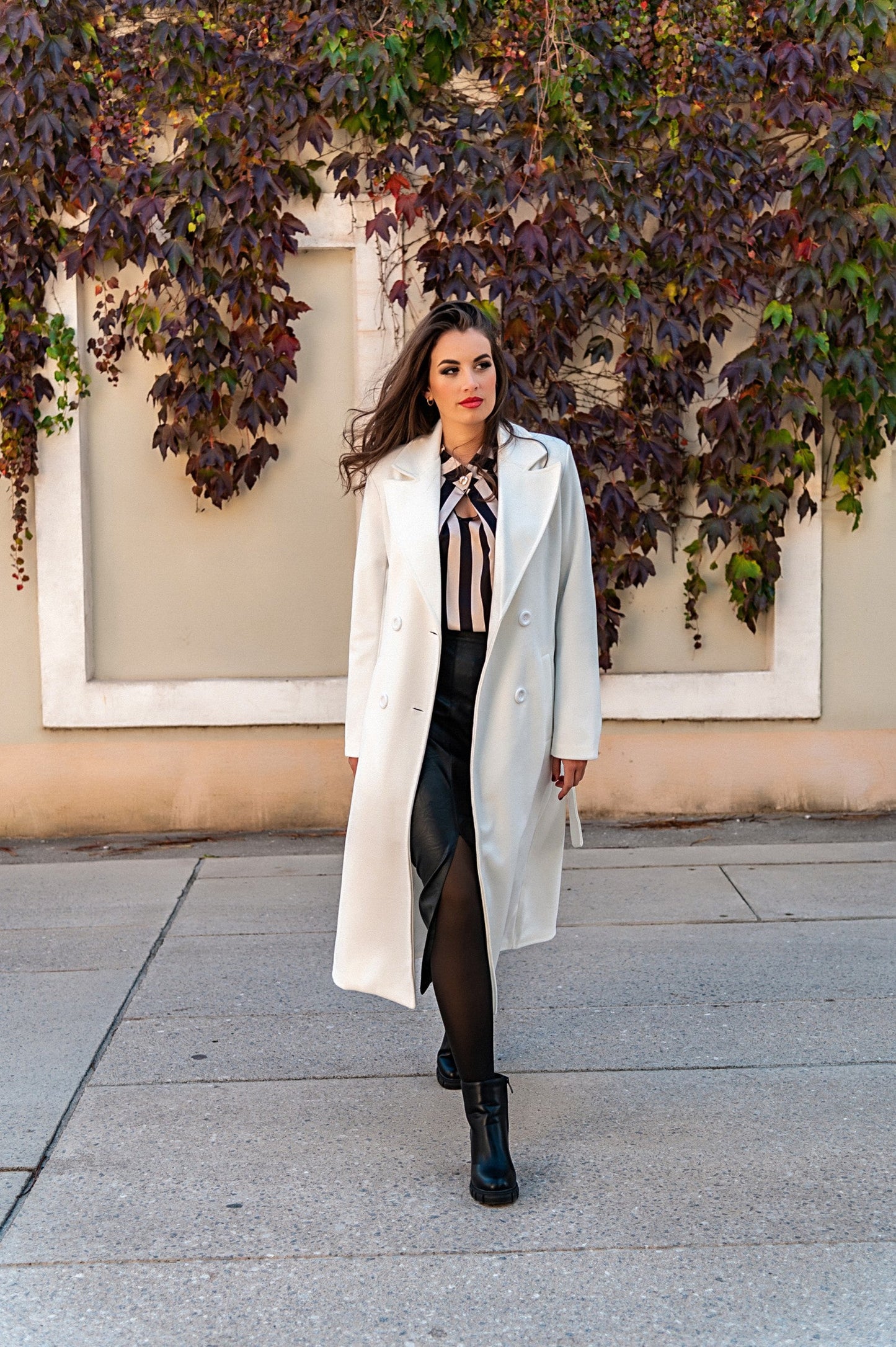 Abrigo de mujer largo y elegante con botones y corte clásico