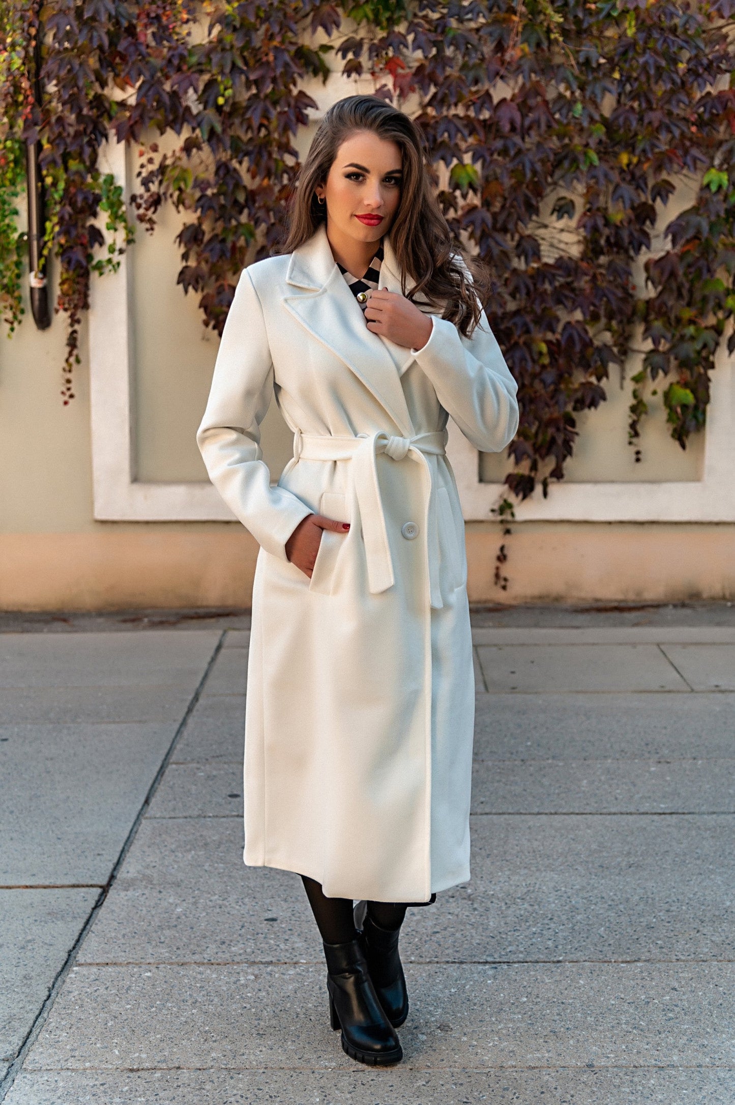 Abrigo de mujer largo y elegante con botones y corte clásico