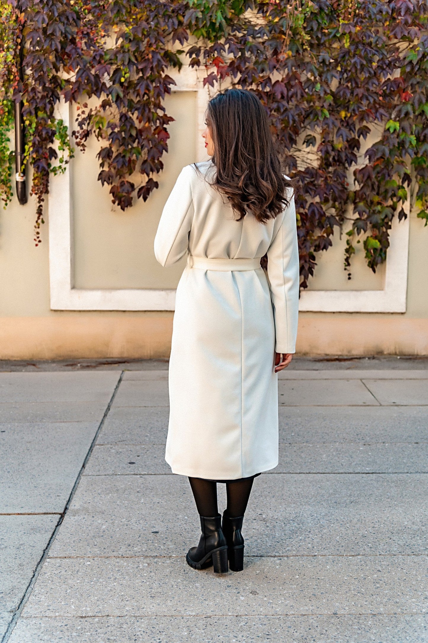 Abrigo de mujer largo y elegante con botones y corte clásico