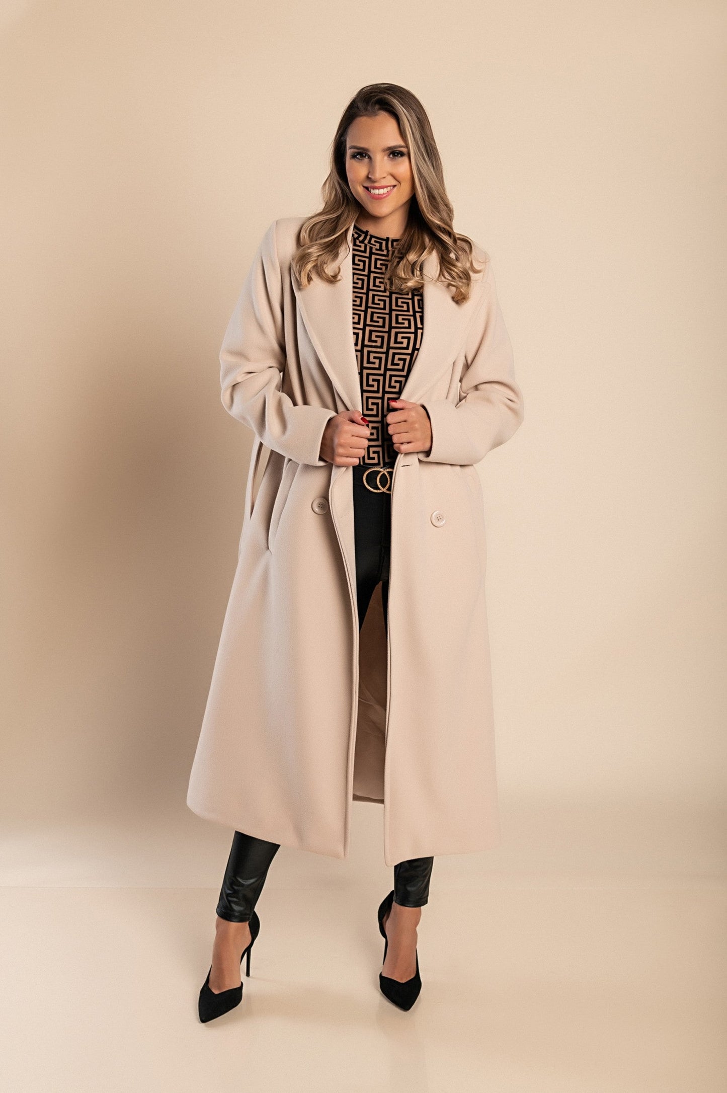 Abrigo de mujer largo y elegante con botones y corte clásico