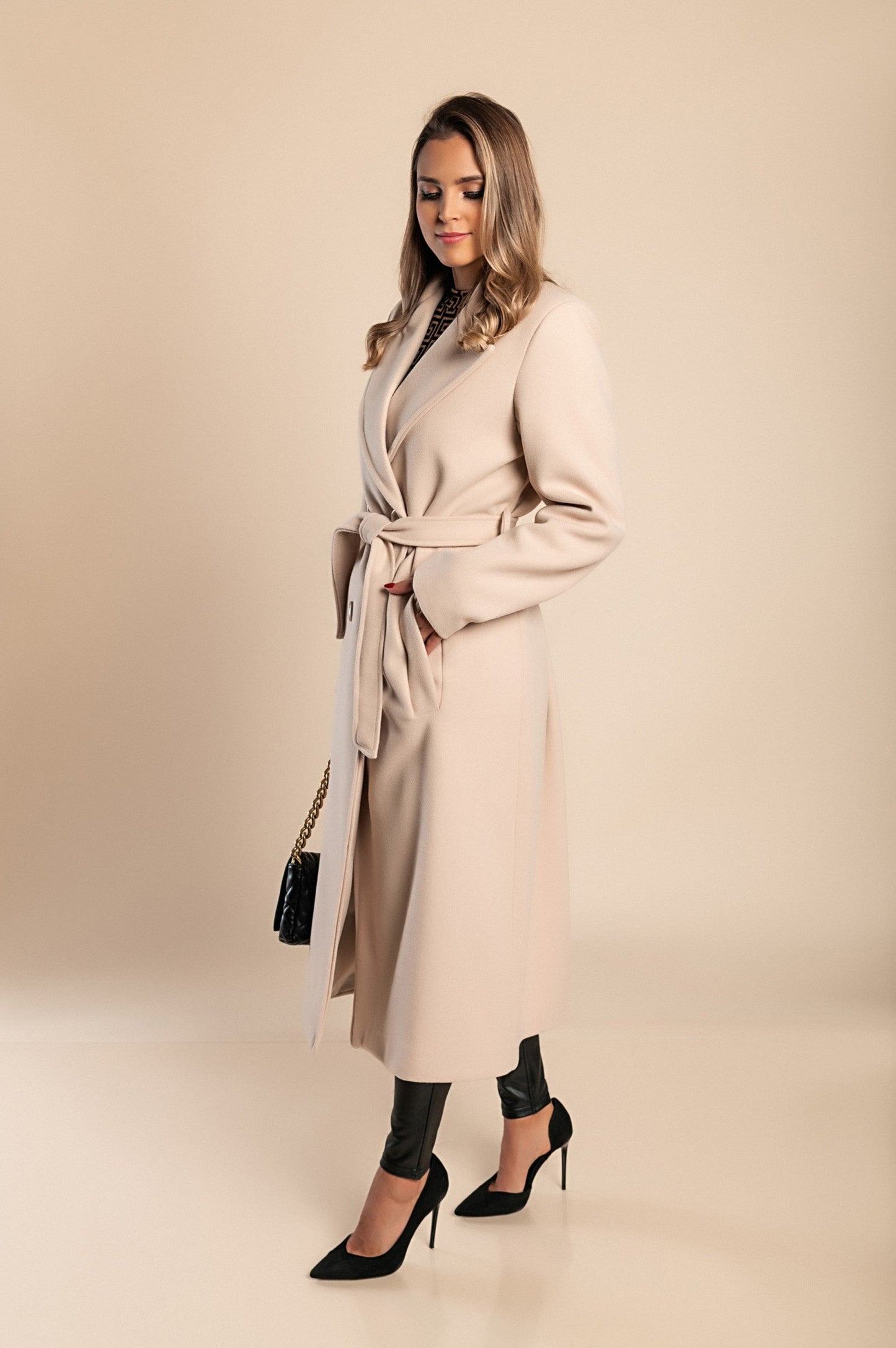 Abrigo de mujer largo y elegante con botones y corte clásico