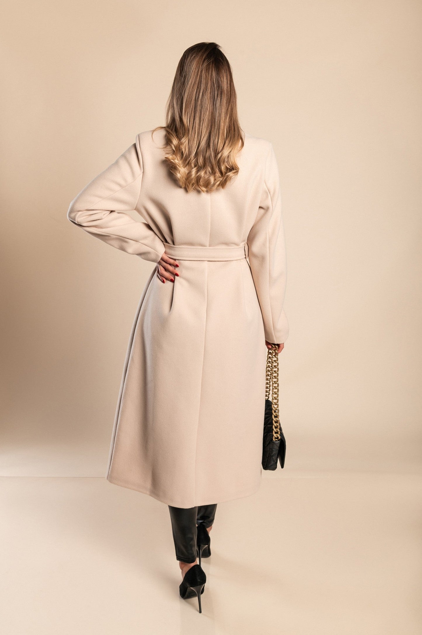 Abrigo de mujer largo y elegante con botones y corte clásico