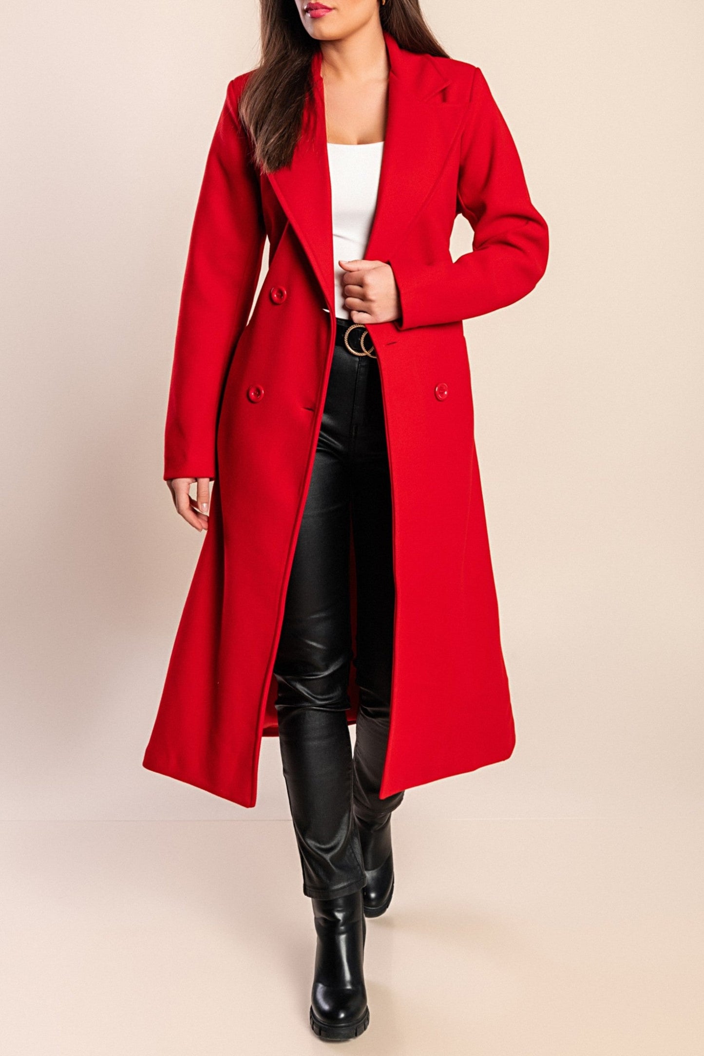 Abrigo de mujer largo y elegante con botones y corte clásico