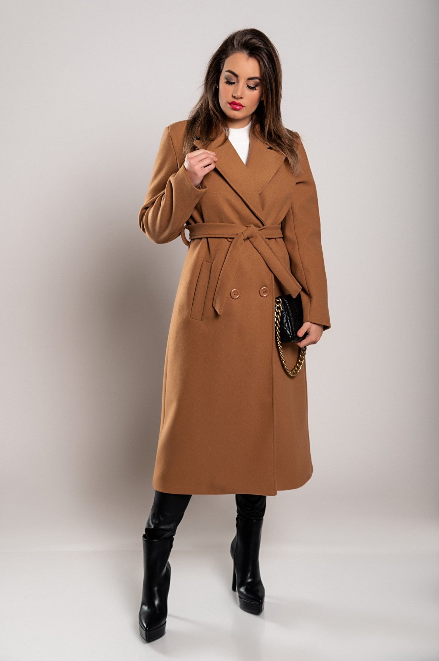 Abrigo de mujer largo y elegante con botones y corte clásico