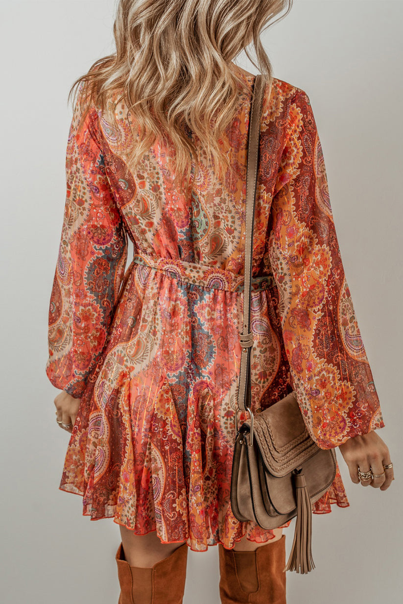 Vestido corto estilo boho con diseño paisley, ajuste en la cintura y mangas largas
