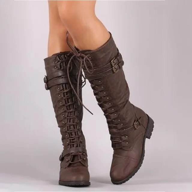 Botas largas femeninas con cordones modernos y detalles de correas