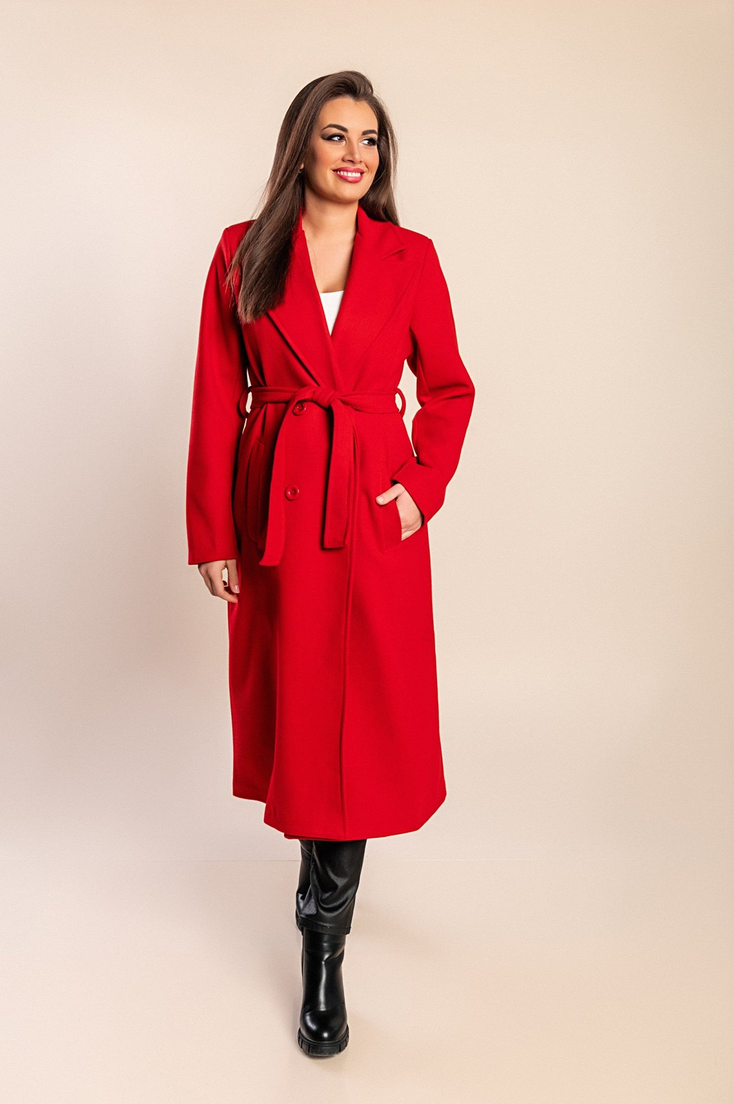 Abrigo de mujer largo y elegante con botones y corte clásico