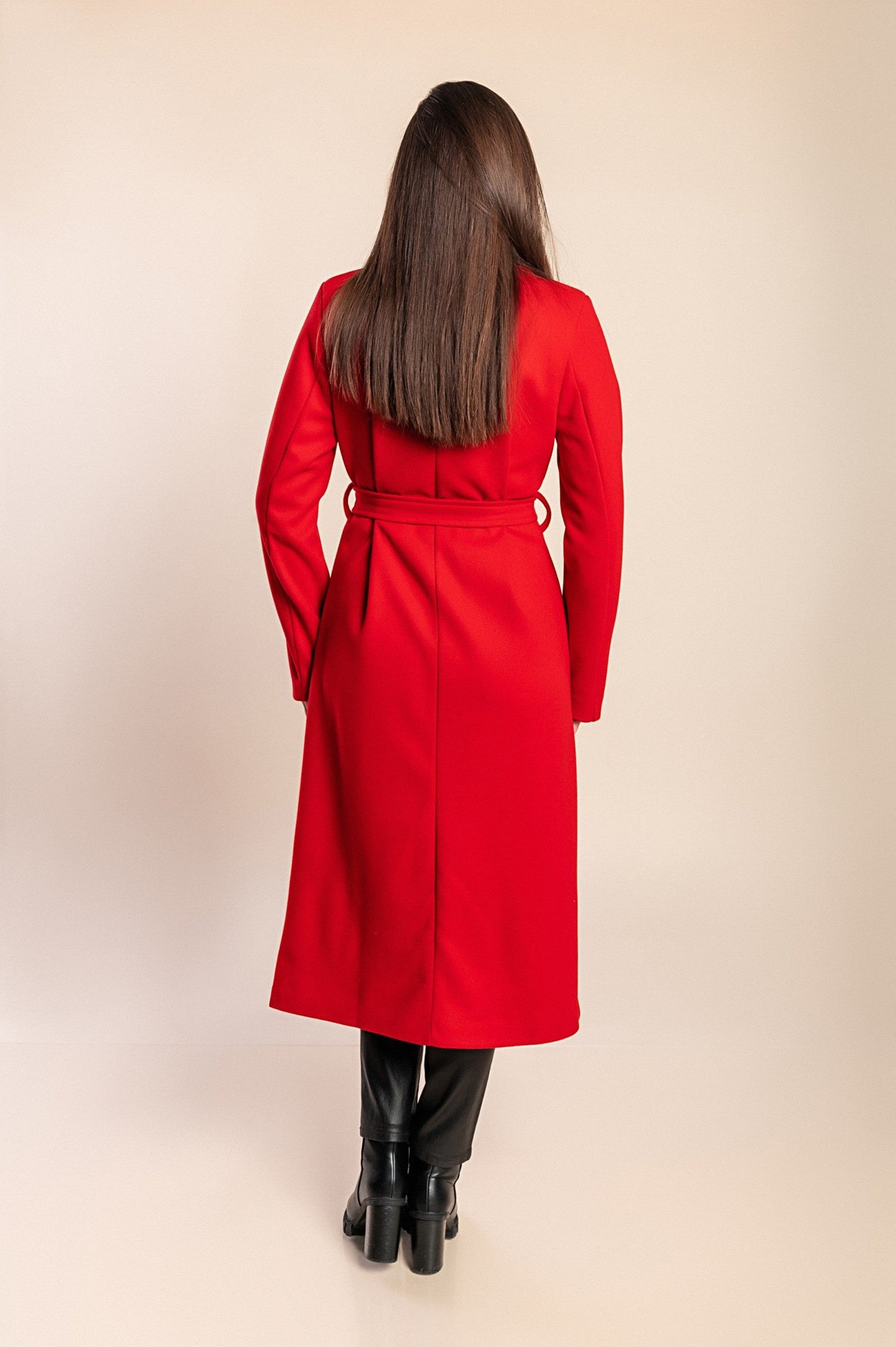 Abrigo de mujer largo y elegante con botones y corte clásico