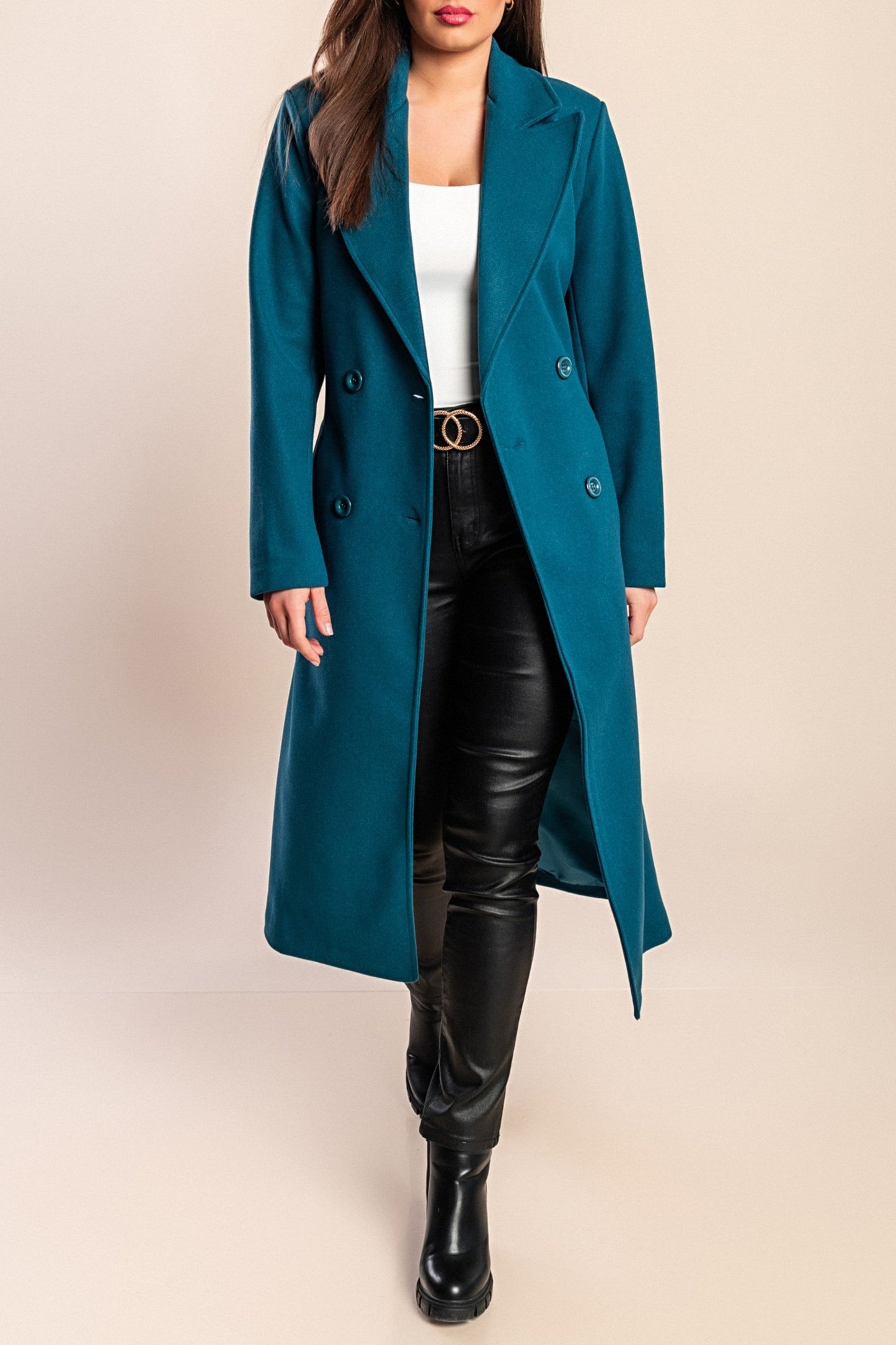 Abrigo de mujer largo y elegante con botones y corte clásico