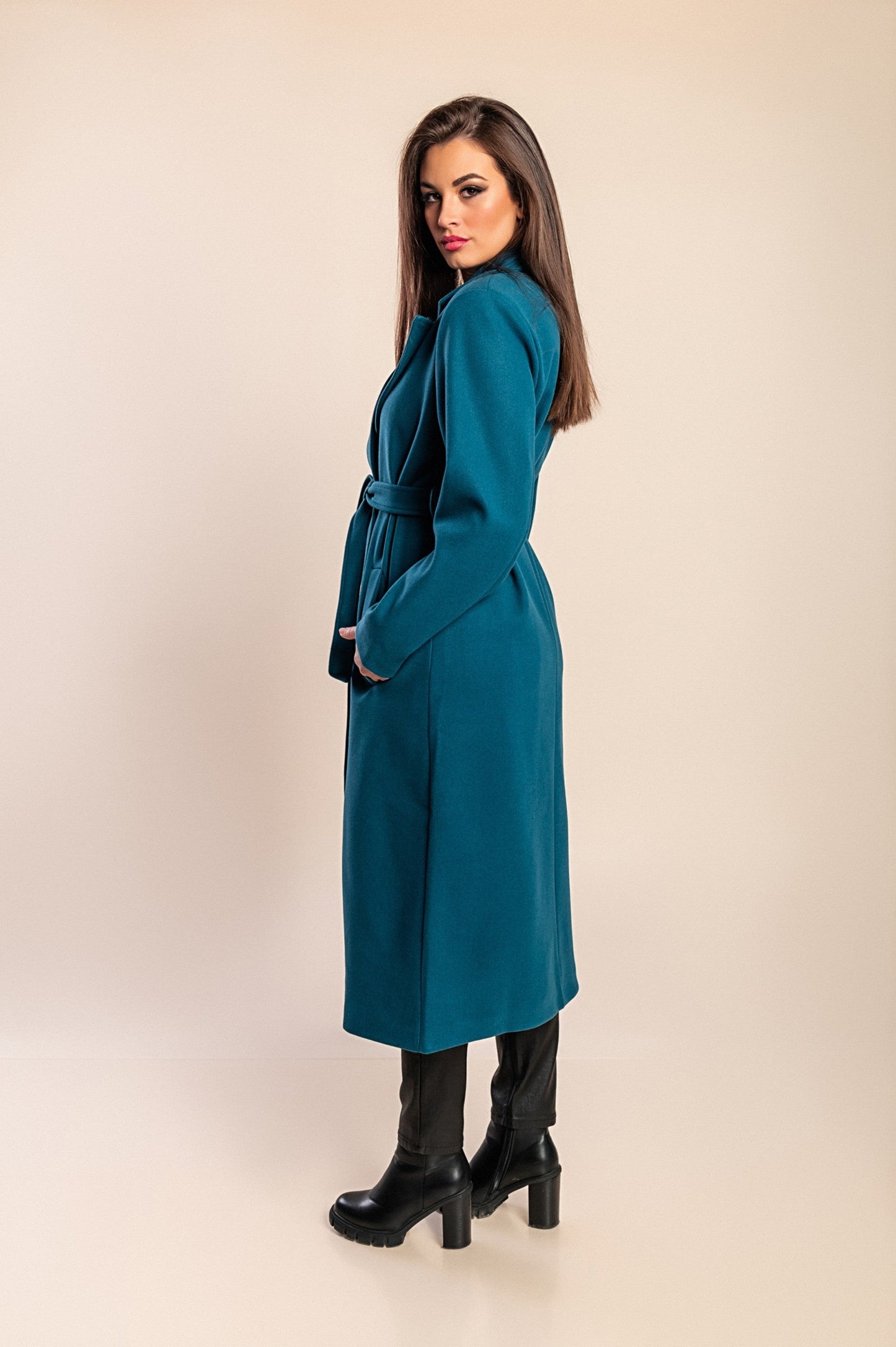 Abrigo de mujer largo y elegante con botones y corte clásico