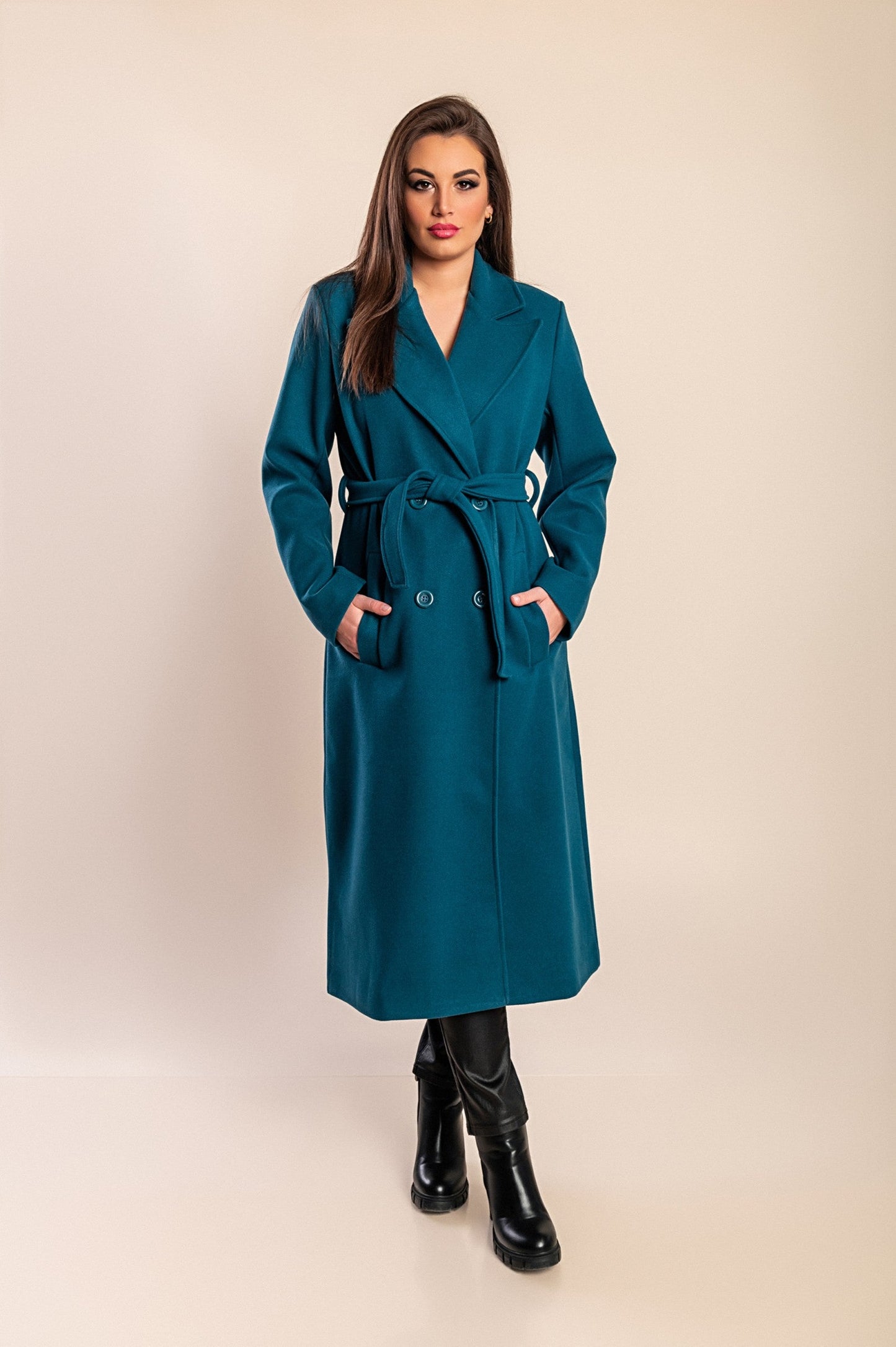 Abrigo de mujer largo y elegante con botones y corte clásico