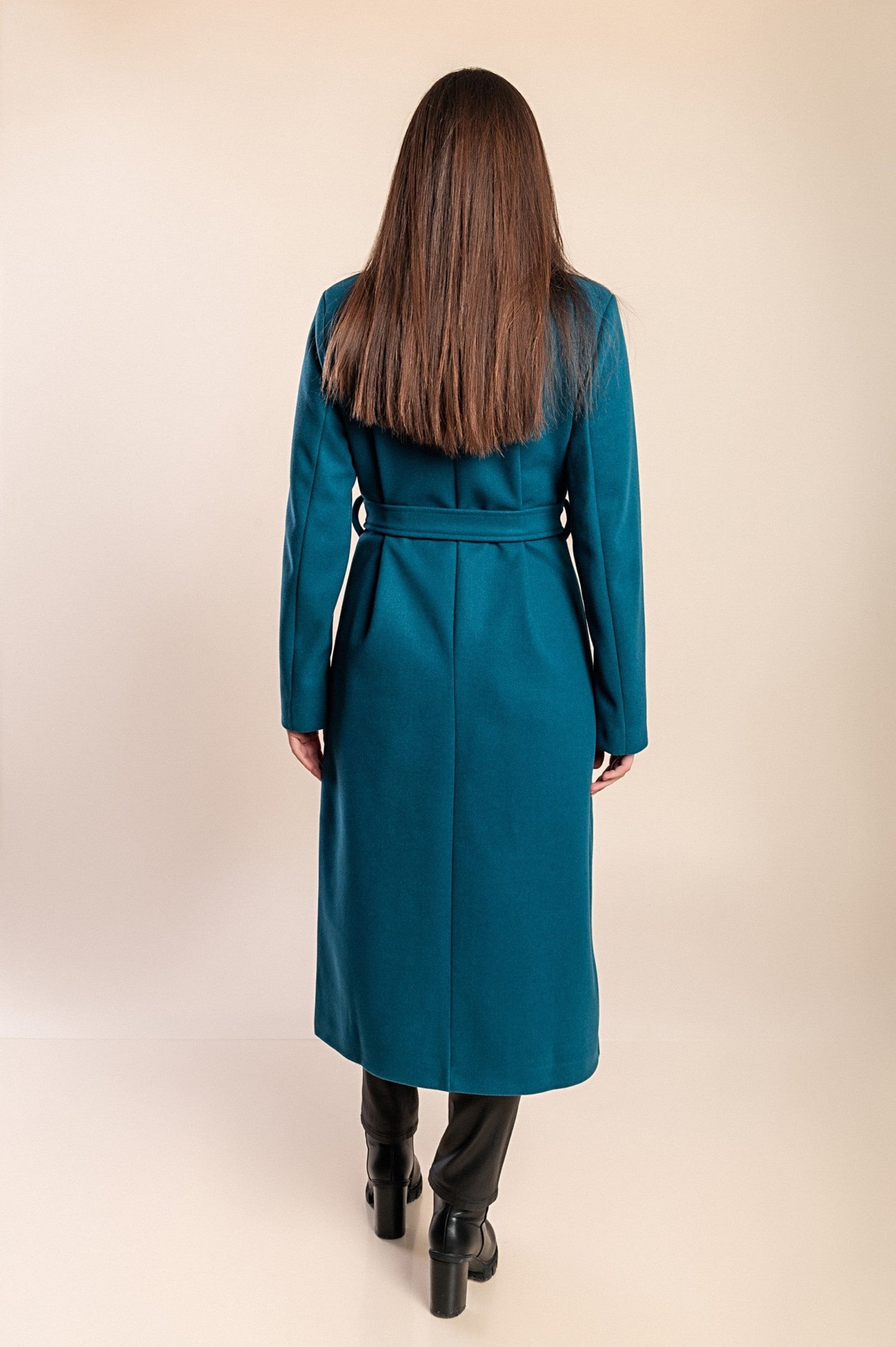Abrigo de mujer largo y elegante con botones y corte clásico
