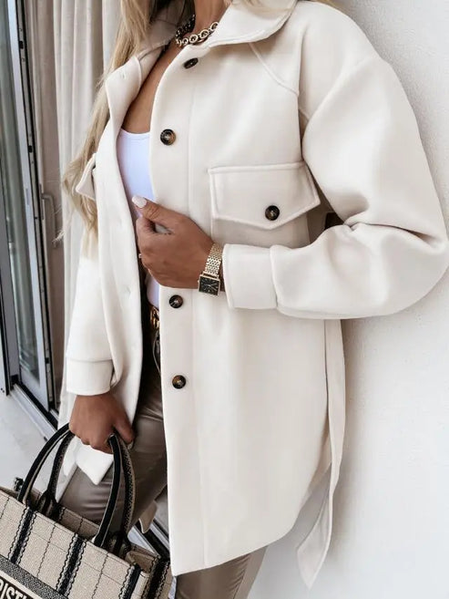 Chaqueta elegante con botones y bolsillos funcionales para uso diario