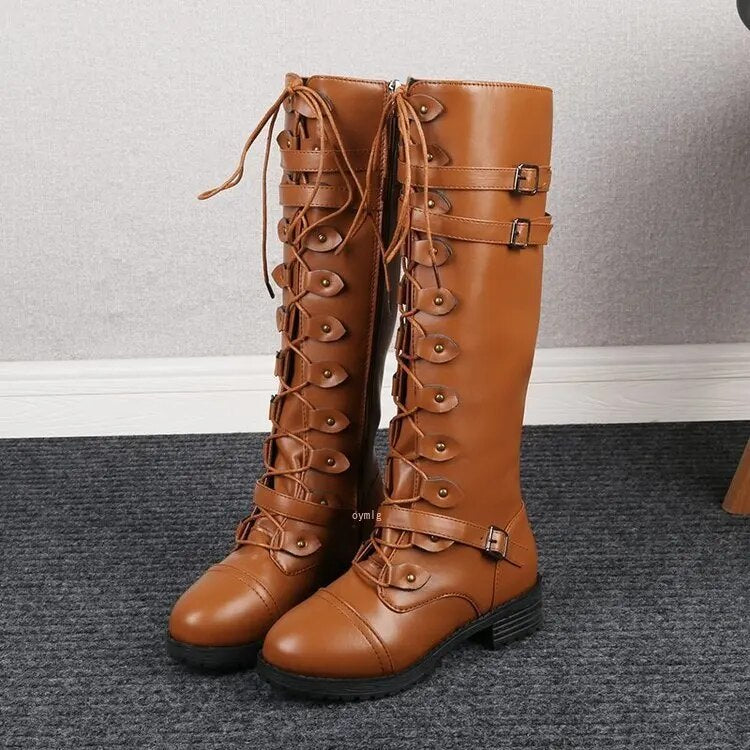 Botas largas femeninas con cordones modernos y detalles de correas