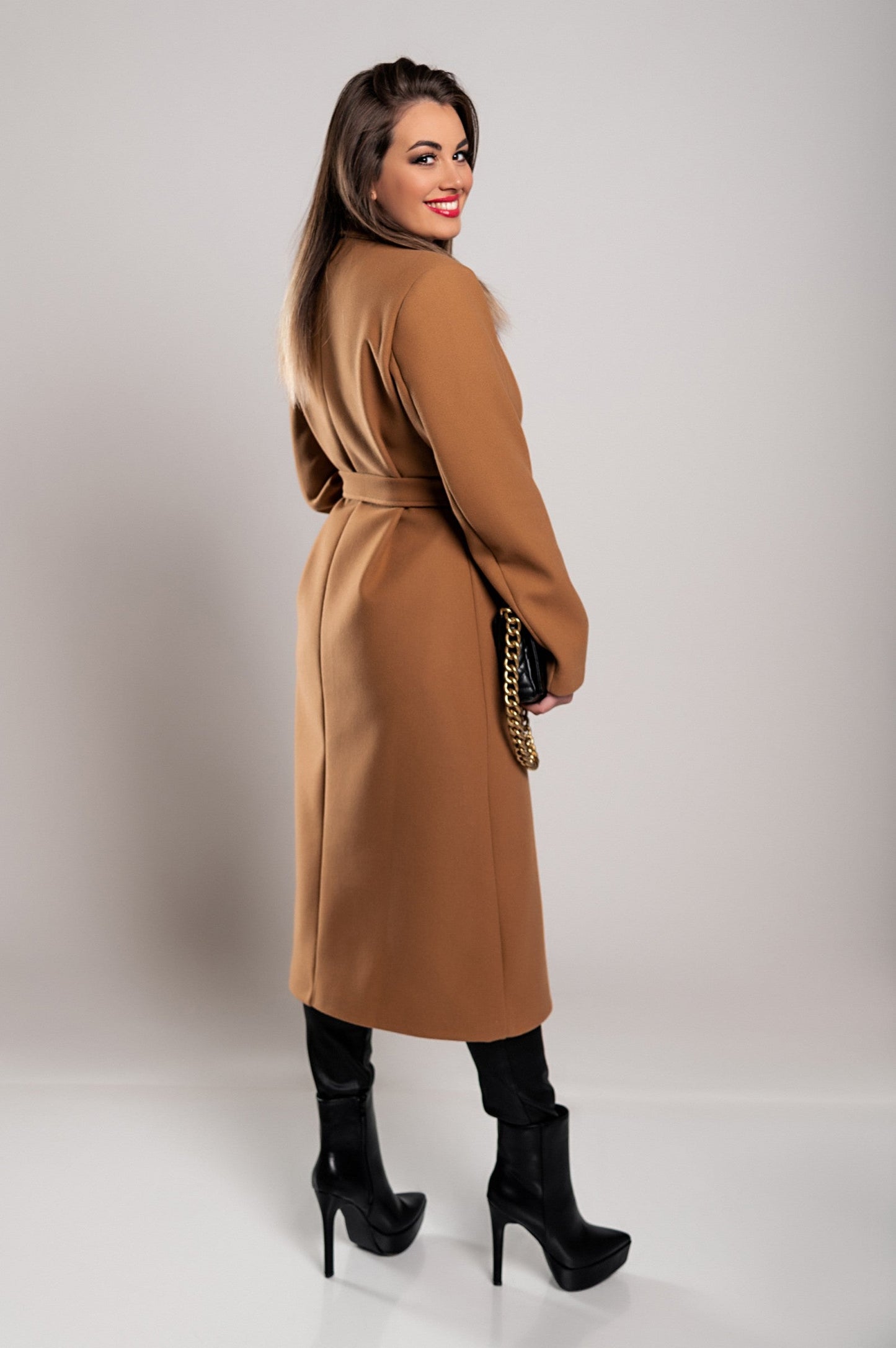 Abrigo de mujer largo y elegante con botones y corte clásico