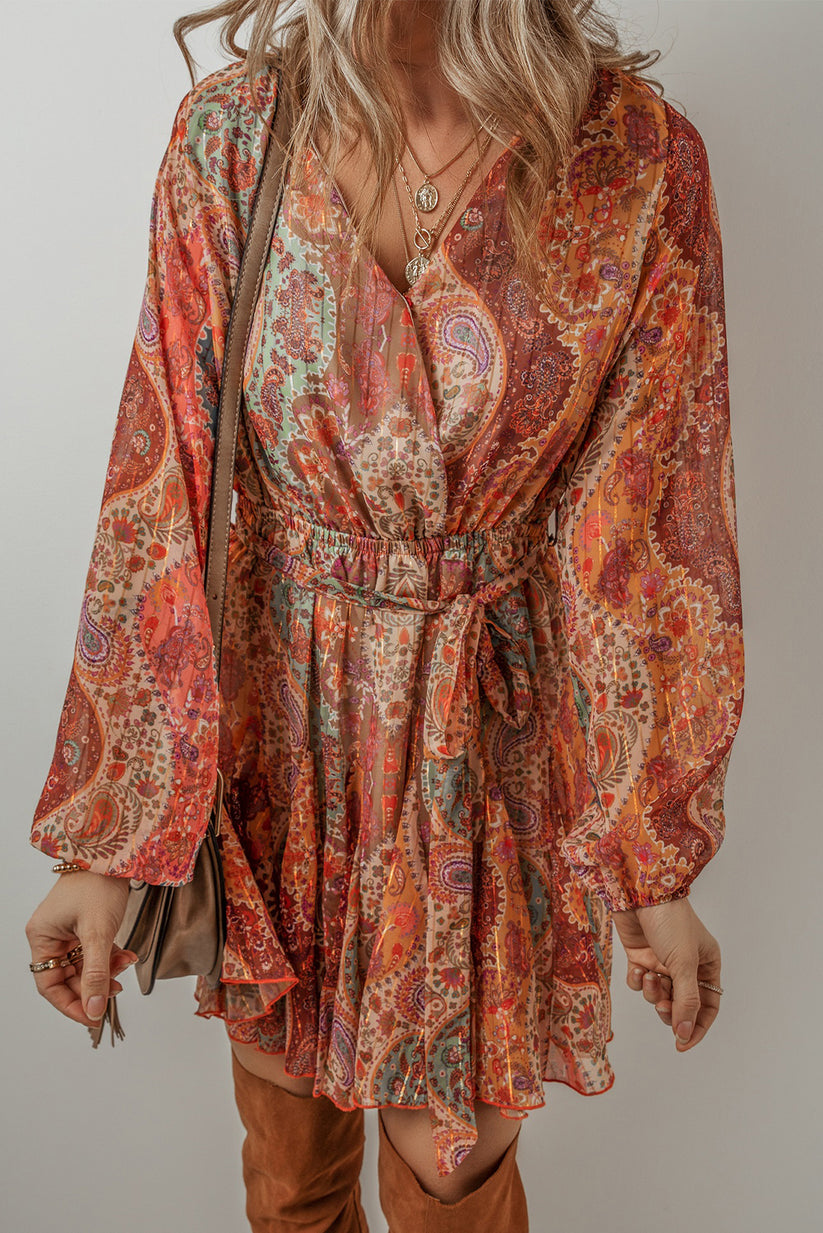 Vestido corto estilo boho con diseño paisley, ajuste en la cintura y mangas largas