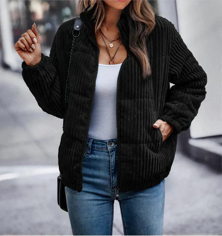 Chaqueta única con cuello alto y mangas largas para decisiones atrevidas