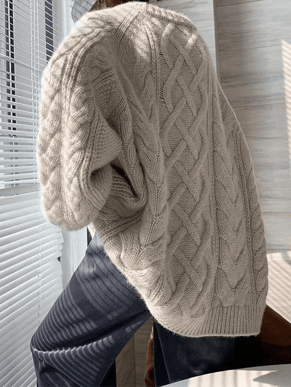 Un jersey holgado con un diseño interesante para un look casual