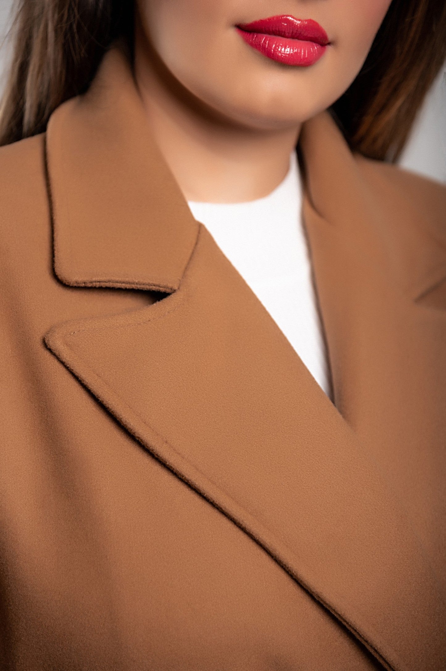 Abrigo de mujer largo y elegante con botones y corte clásico