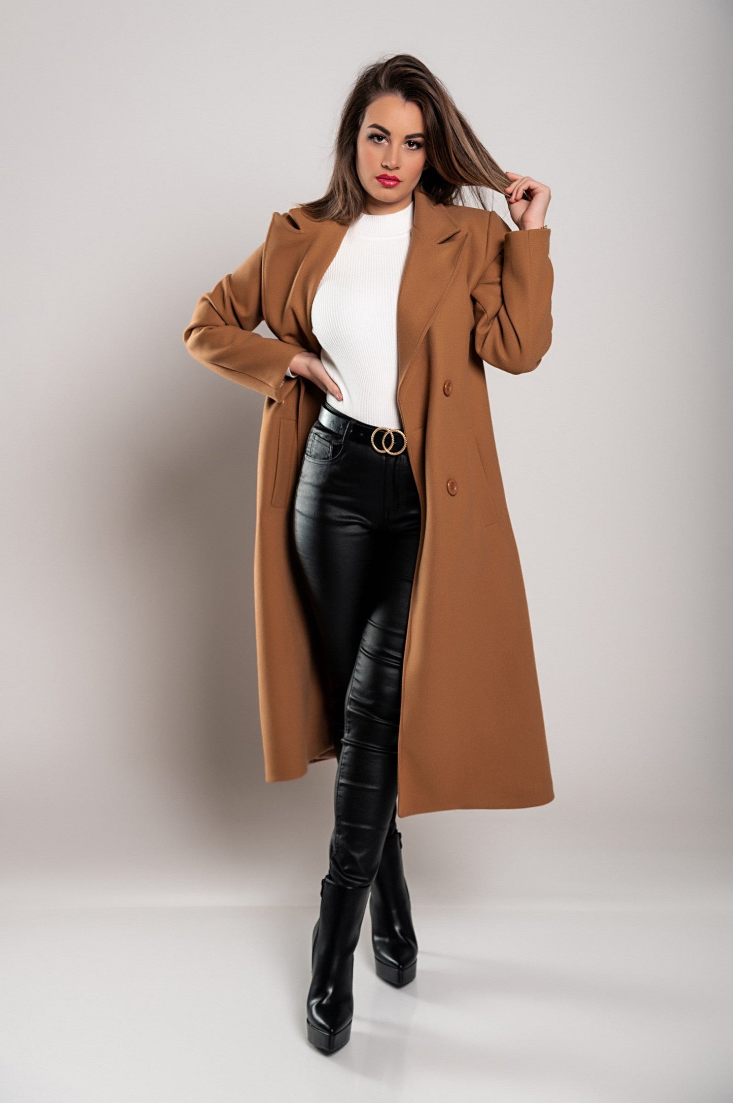 Abrigo de mujer largo y elegante con botones y corte clásico