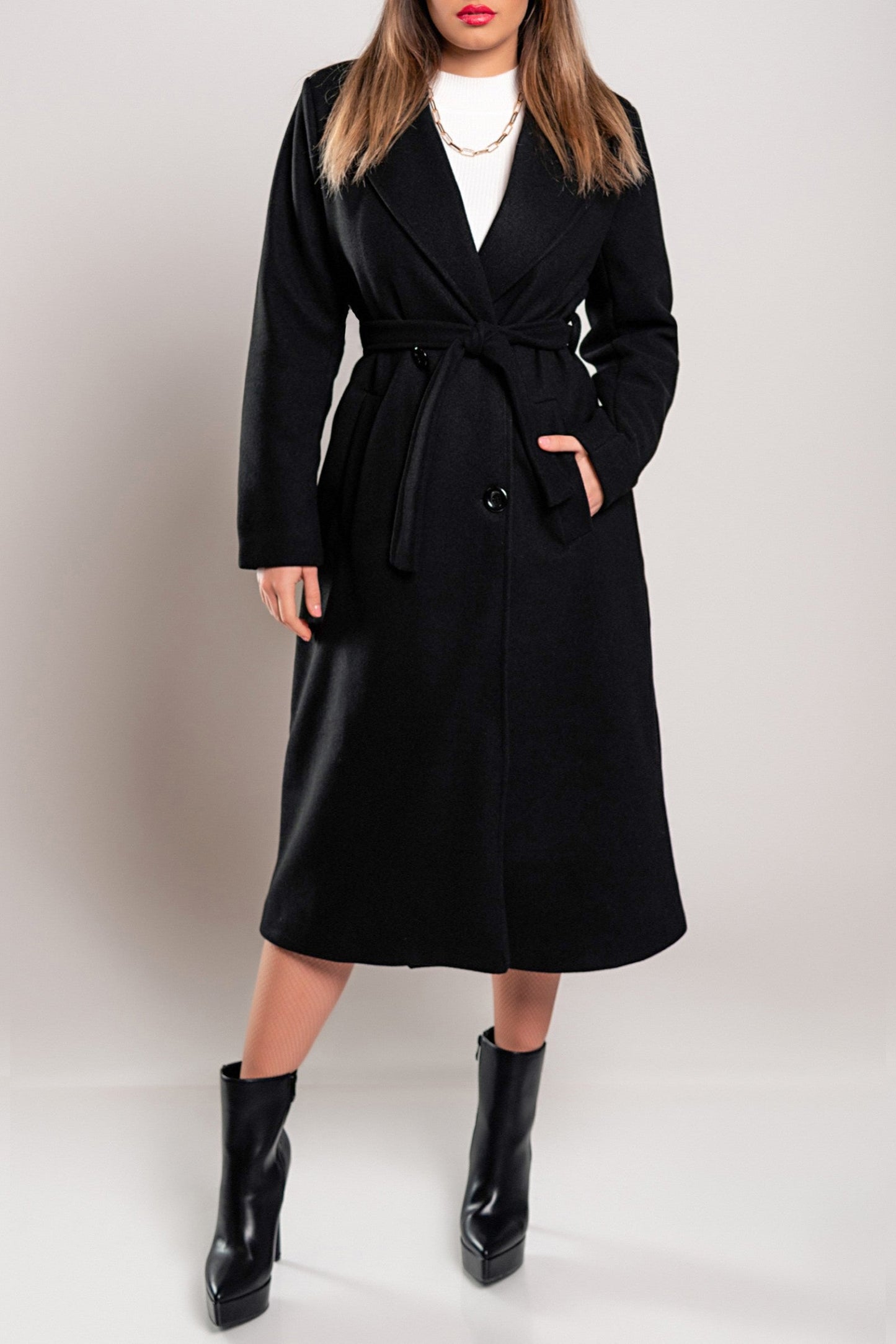 Abrigo de mujer largo y elegante con botones y corte clásico