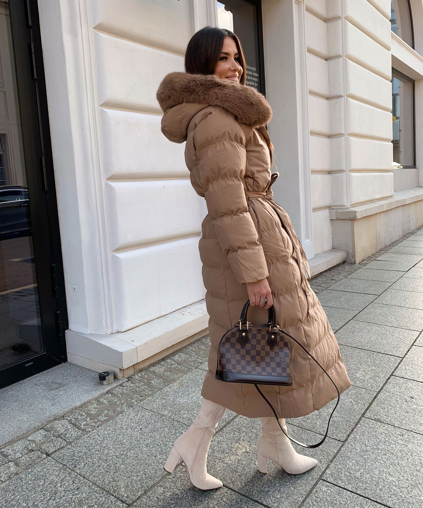 Chaqueta larga de mujer con capucha grande y moderna, cómoda y versátil