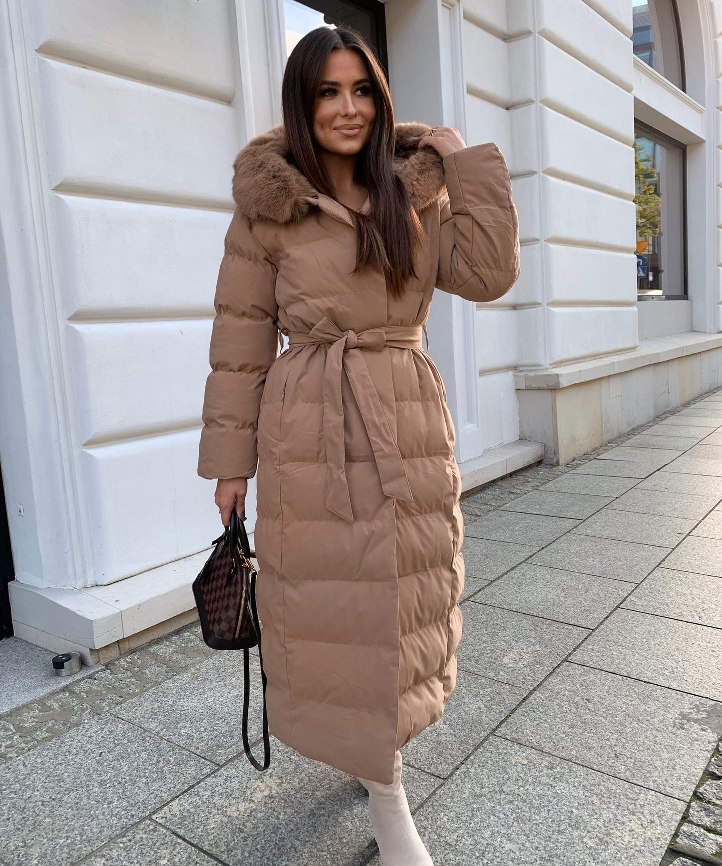 Chaqueta larga de mujer con capucha grande y moderna, cómoda y versátil