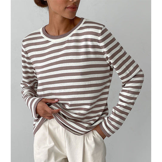 Suéter de moda con rayas vibrantes y un llamativo escote redondo