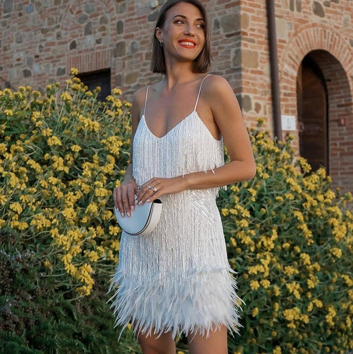 Vestido corto de fiesta con tirantes y un diseño sofisticado