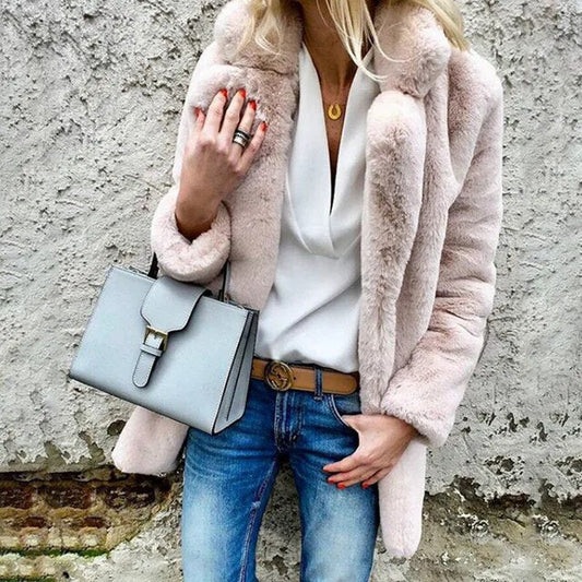 Chaqueta para mujer con detalles suaves ideal para climas fríos