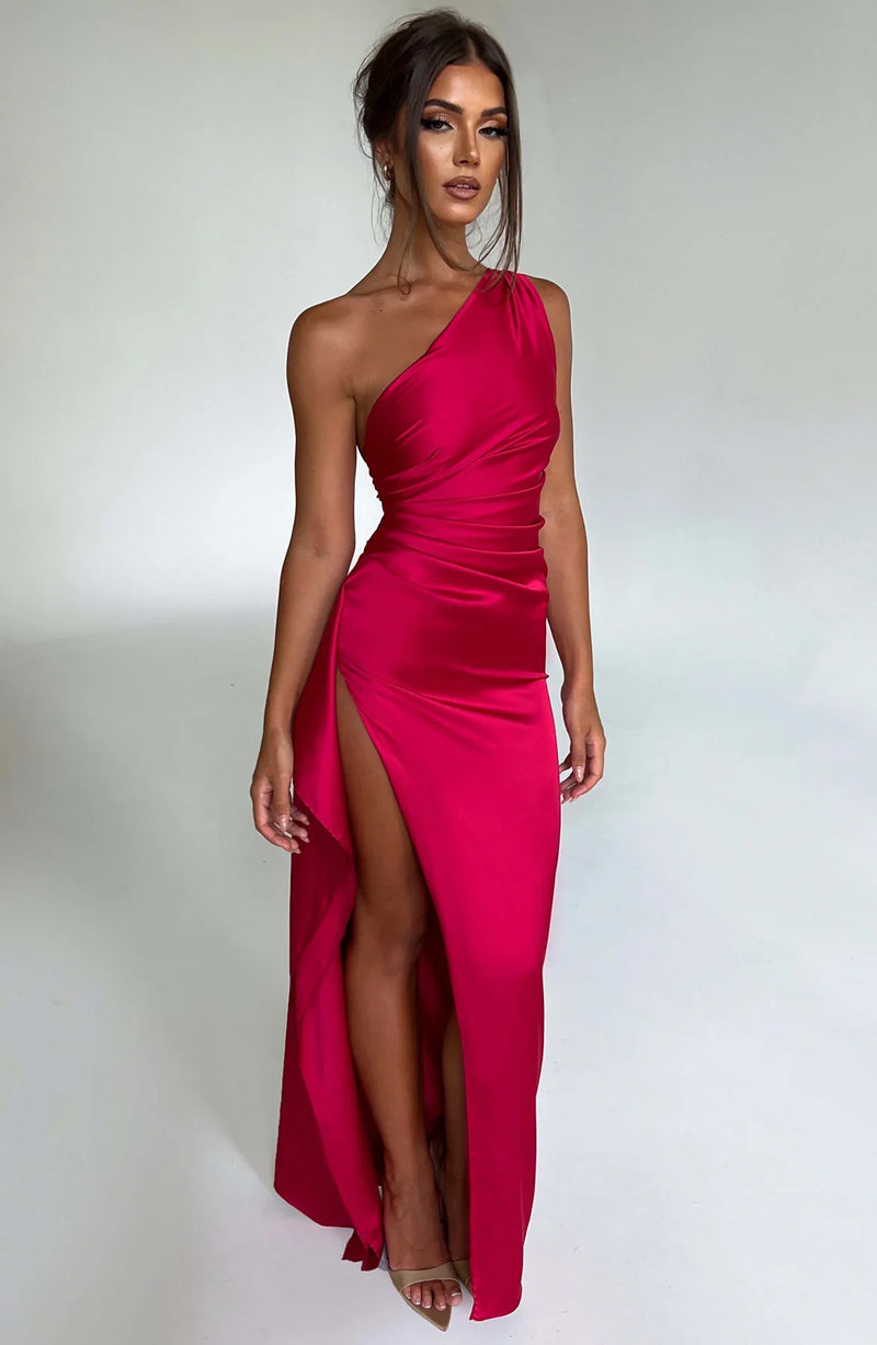 Vestido de noche largo con abertura y diseño moderno de un solo hombro