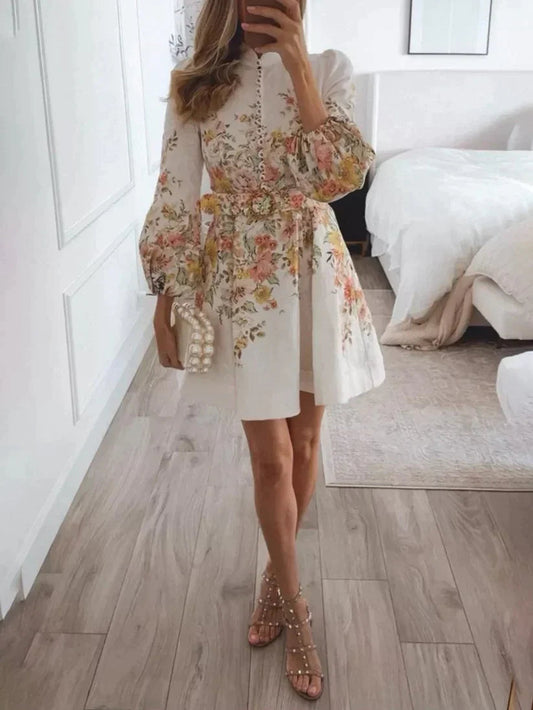Mini vestido con diseño estampado y botones frontales