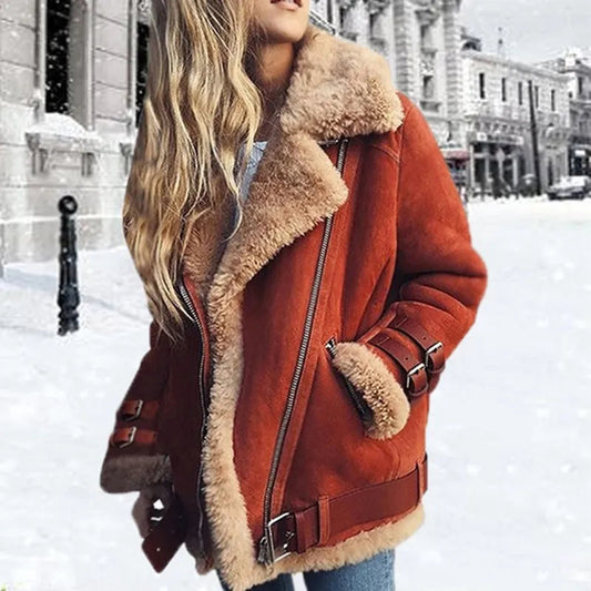 Chaqueta femenina con cierre de hebilla y diseño moderno para un look elegante