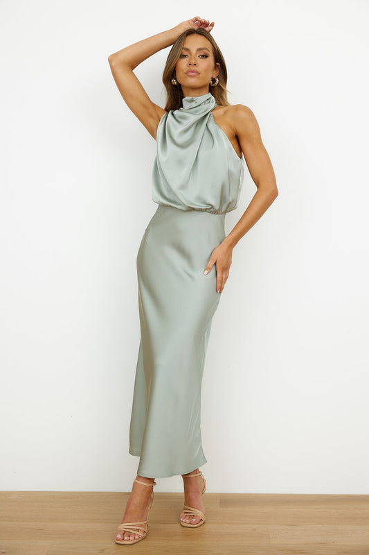 Vestido midi con diseño asimétrico y un estilo sofisticado