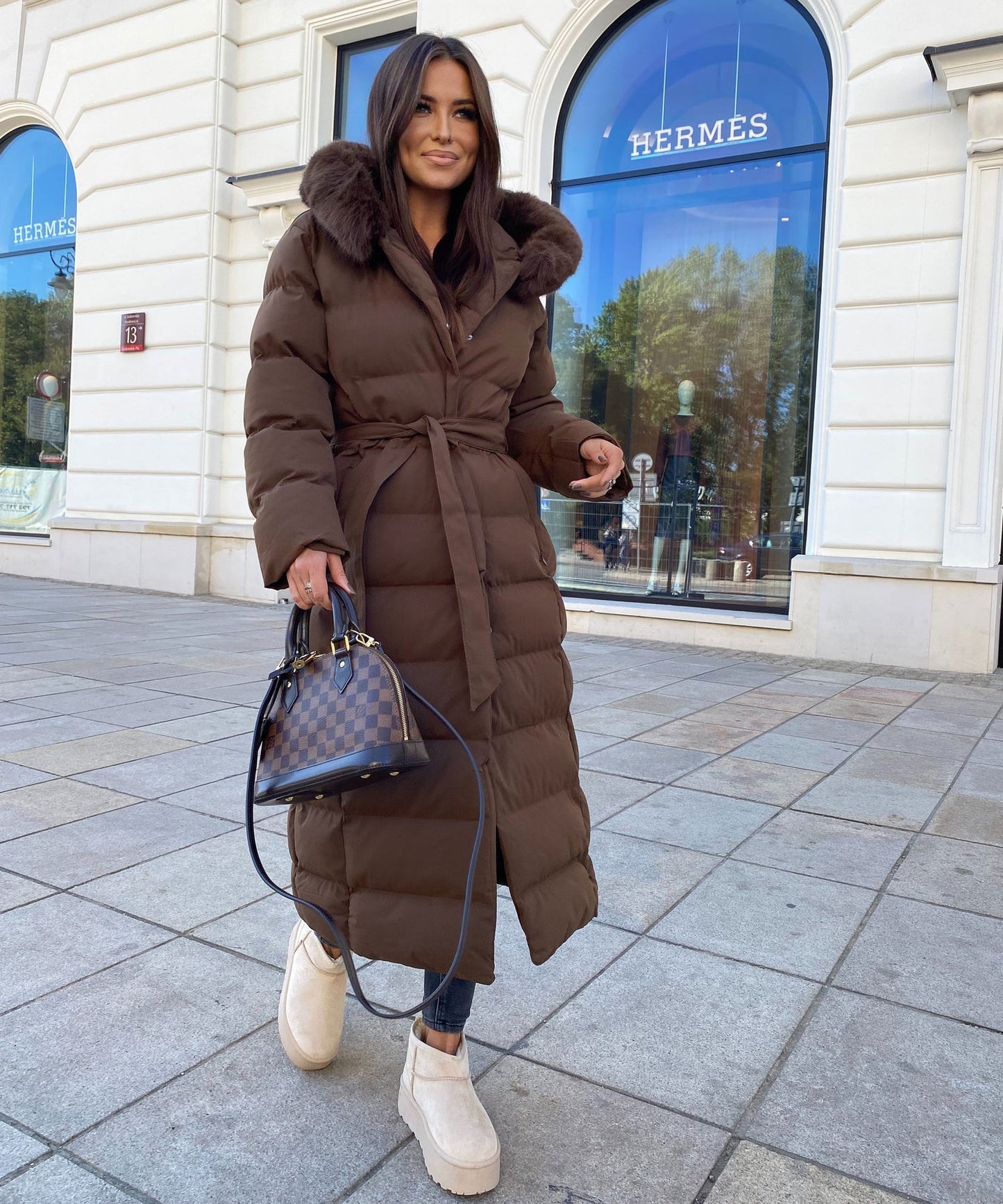 Chaqueta larga de mujer con capucha grande y moderna, cómoda y versátil