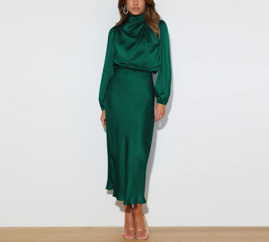 Vestido de manga larga con un toque de elegancia y escote distintivo