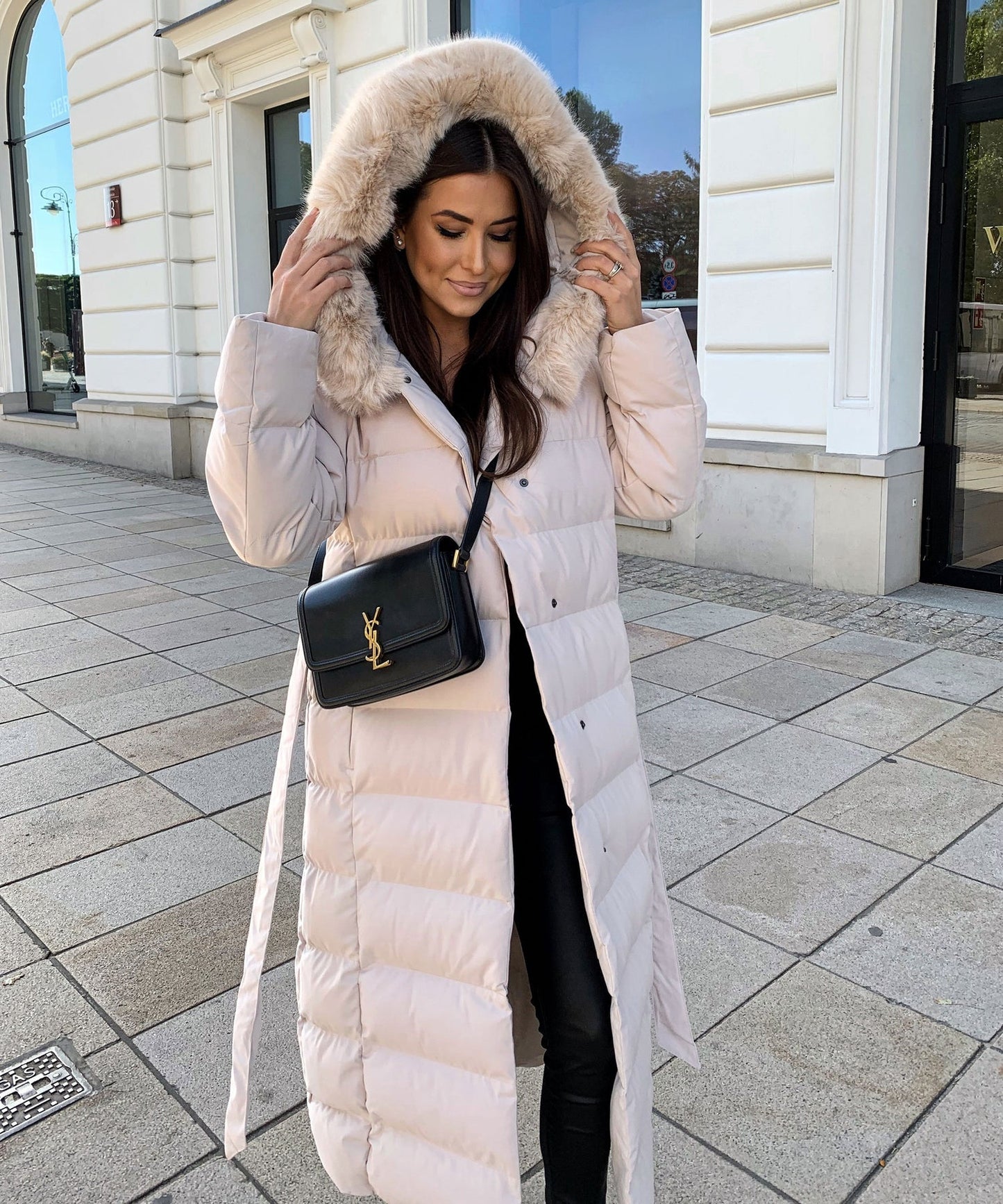 Chaqueta larga de mujer con capucha grande y moderna, cómoda y versátil
