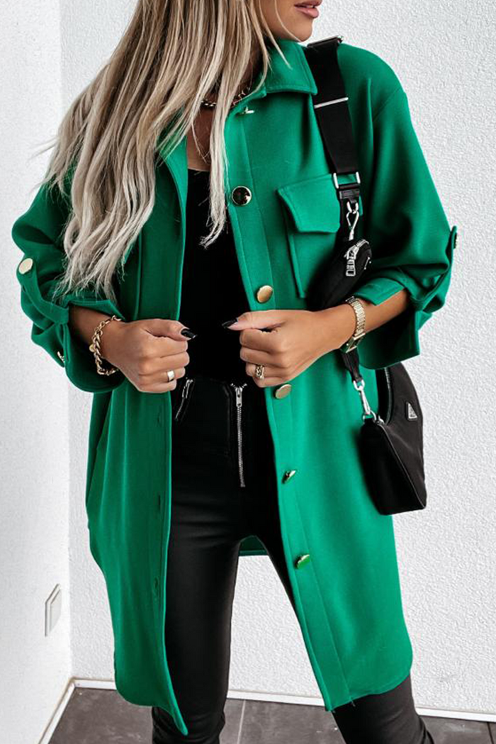 Una chaqueta con un diseño moderno y un acento