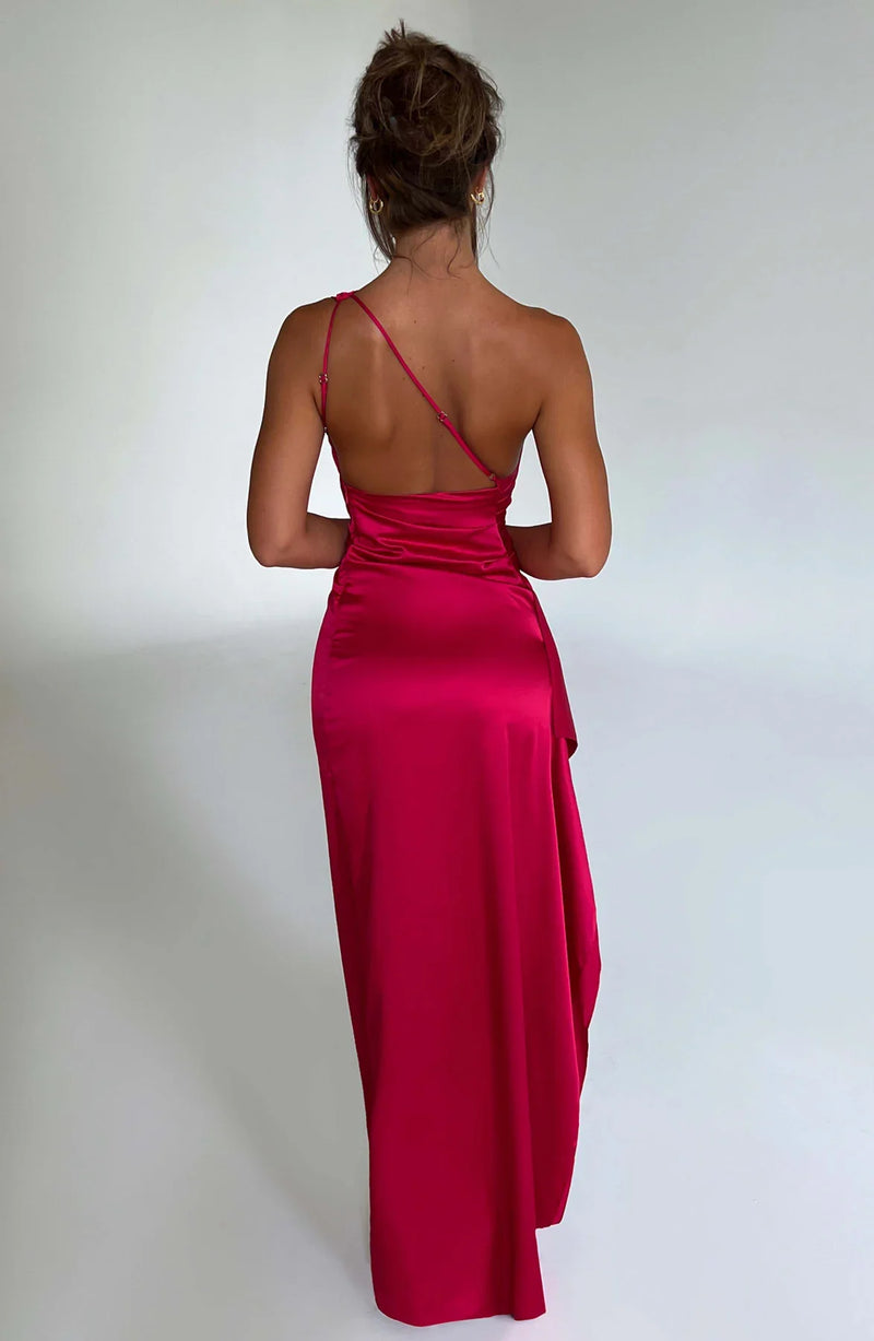 Vestido de noche largo con abertura y diseño moderno de un solo hombro
