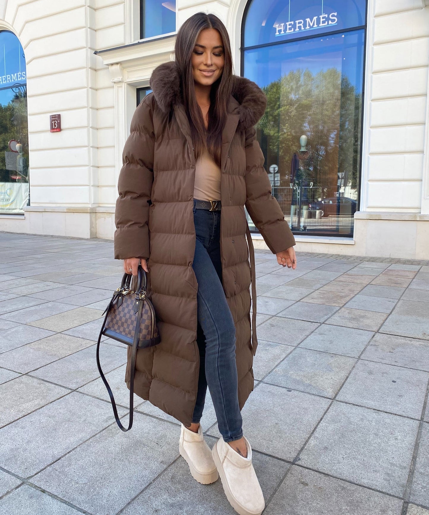 Chaqueta larga de mujer con capucha grande y moderna, cómoda y versátil