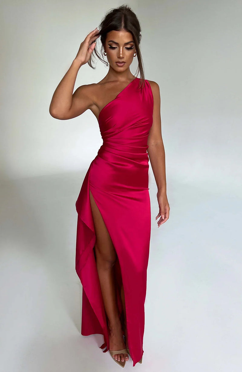 Vestido de noche largo con abertura y diseño moderno de un solo hombro